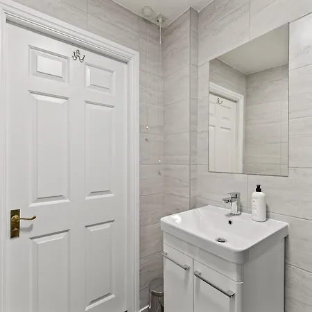 Stylish 2br Flat In The Heart Of - Parking Leeds (West Yorkshire)